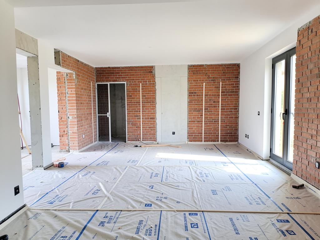 Appartement en cours de curage, plateau brut propre et protégé sur la Côte d'Azur
